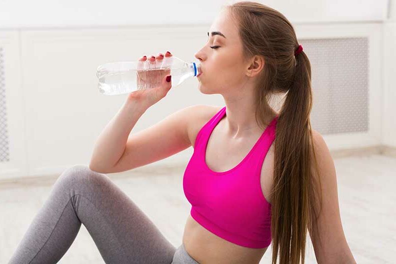 لماذا يجب تجنب شرب الماء من زجاجة بلاستيكية خصوصا في الصيف ؟