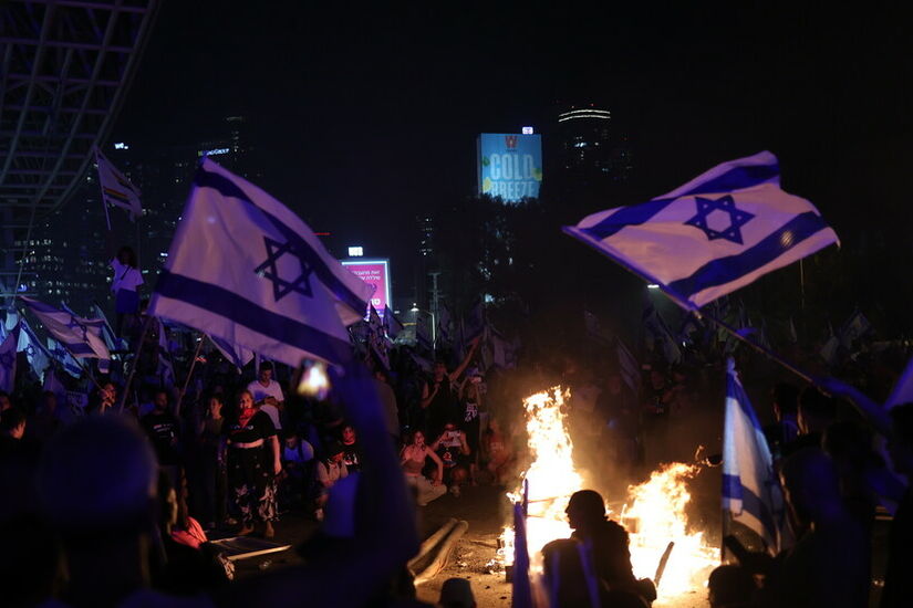 باحث في معهد الأمن القومي الإسرائيلي يتوقع انقلابا عسكريا في إسرائيل