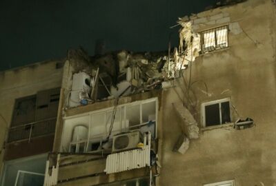 أضرار وفوضى وسيارات إسعاف بعد سقوط صاروخ على مبنى في رحوفوت قرب تل أبيب