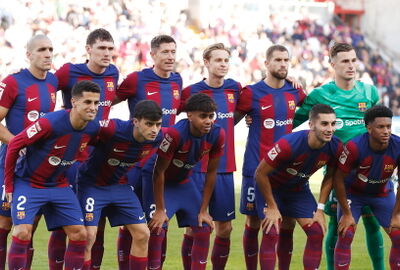 لاعبو برشلونة ينقلبون على قرار لابورتا بالسفر إلى الولايات المتحدة