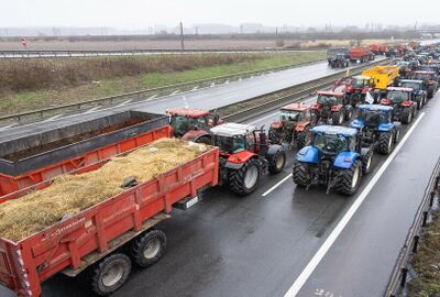 فرنسا: مزارعون محتجون يدمرون ساحة انتظار السيارات التابعة لأحد المتاجر