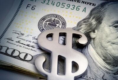 رويترز: العراق يمنع 8 بنوك محلية من التعامل بالدولار الأمريكي