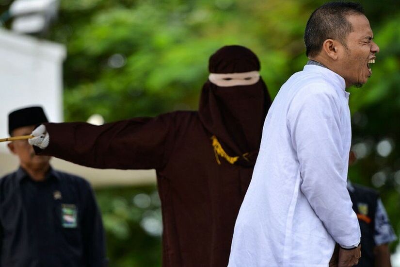 إسرائيلي يواجه عقوبة السجن 40 عاما والجلد في ماليزيا.. فما هي تهمته؟