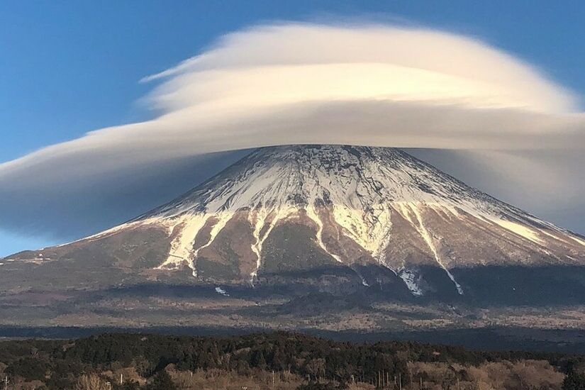 بعد أن اجتاحها السياح.. مدينة يابانية تحجب رؤية جبل فوجي الشهير