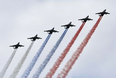بالفيديو.. طائرات عسكرية تزين سماء موسكو بألوان العلم الروسي