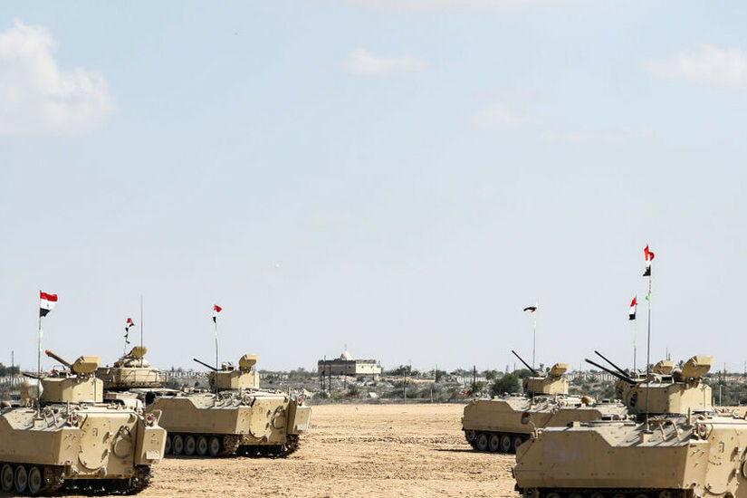 الإعلام العبري يتساءل: لماذا تسلح مصر نفسها عسكريا بهذا الكم الهائل من السلاح؟