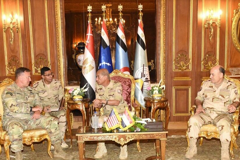 وزير الدفاع المصري يبحث مع قائد القيادة المركزية الأمريكية الأزمة الراهنة بقطاع غزة