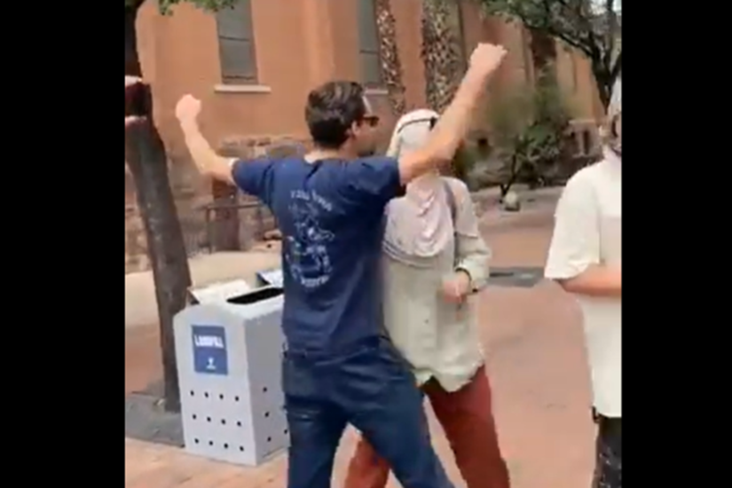 بالفيديو.. أستاذ جامعي في ولاية أريزونا يشتم طالبة مسلمة بحضور مناصرين لاإسرائيل