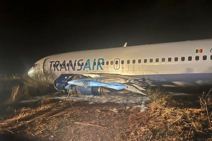 السنغال.. إصابة 11 شخصا إثر انحراف طائرة ركاب عن المدرج قبل إقلاعها