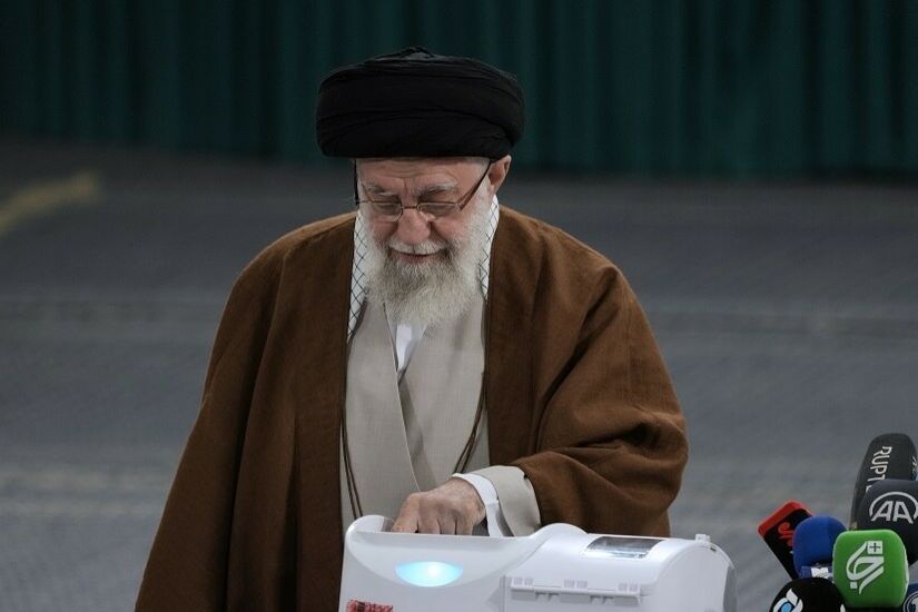 الإيرانيون يعيدون انتخاب المقاعد الشاغرة في البرلمان وخامنئي يحثهم على التصويت