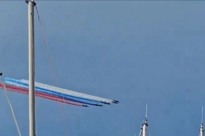 مقاتلات فرنسية ترسم العلم الروسي في سماء مرسيليا.. خطأ أم خداع بصري؟