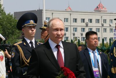 بوتين يضع الورود على نصب تذكاري لجنود سوفييت قضوا دفاعا عن الصين