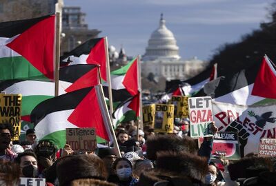 محتجون في الولايات المتحدة من مناهضي الحرب في غزة يحتلون مؤقتا مبنى معهد السياسة بجامعة شيكاغو