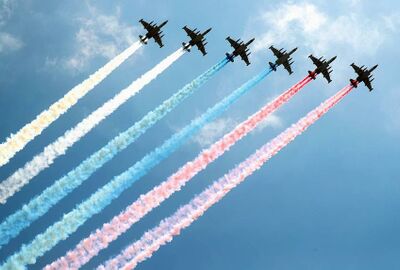 عيد النصر.. طائرات سو-25 تزيّن سماء موسكو بألوان العلم الروسي