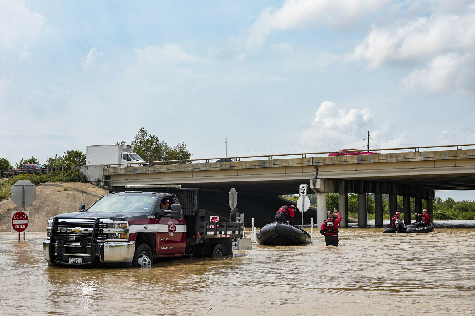 فيضان يجتاح مناطق واسعة في تكساس وسط توقعات بمزيد من الأمطار (صور)