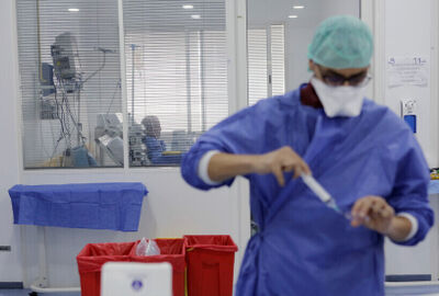 المغرب يسجل 867 إصابة و15 وفاة جديدة بكورونا مع بدء توزيع اللقاحات على المدن