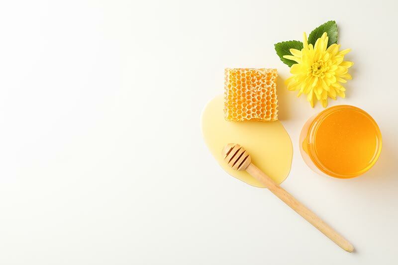 طبيب روسي يصف العسل والفواكه بالحلويات الأكثر فائدة