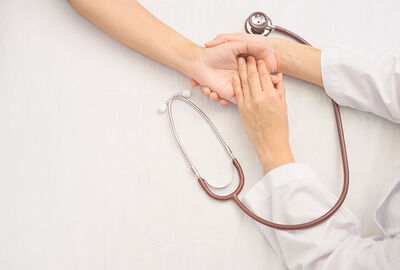 طبيب روسي يوضح أي الأمراض تشير إليها رعشة اليدين