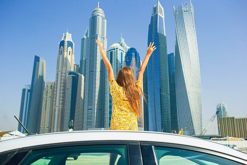 برج جديد في دبي يتيح لسكانه الوصول بسياراتهم الفارهة إلى شققهم (فيديو)