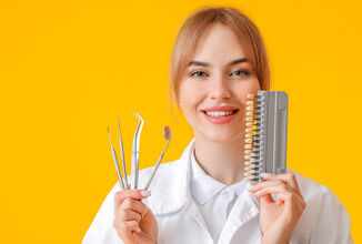 خطأ شائع في تنظيف الأسنان يؤدي إلى إصفرارها