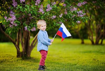 مستشار رئيس المكتب الرئاسي بأوكرانيا: أتواصل مع أطفالي باللغة الروسية !