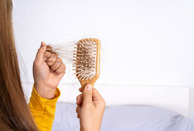 تساقط الشعر قد يكون علامة تحذيرية 