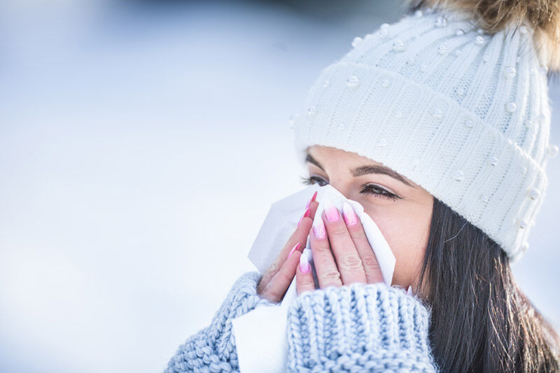 طبيبة تكشف أعراض الحساسية من البرد