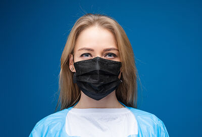 مصدر طبي يكشف مخاطر ارتداء كمامتين للوقاية من فيروس كورونا