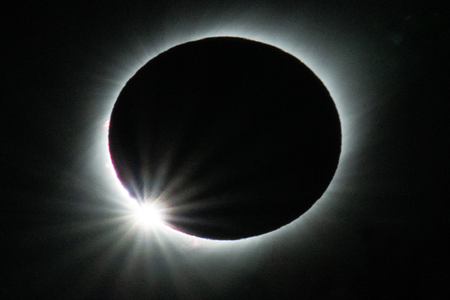 مصورون فلكيون يلتقطون اللحظة الدقيقة لانفجار عاصفة عملاقة من الشمس خلال الكسوف الهجين