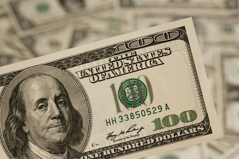 خبير يحدد مؤشرين على أن الفدرالي الأمريكي سيستأنف طباعة الدولارات
