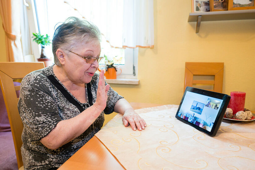 استخدام الانترنت بعد سن الخمسين يقلل من خطر الإصابة بالخرف