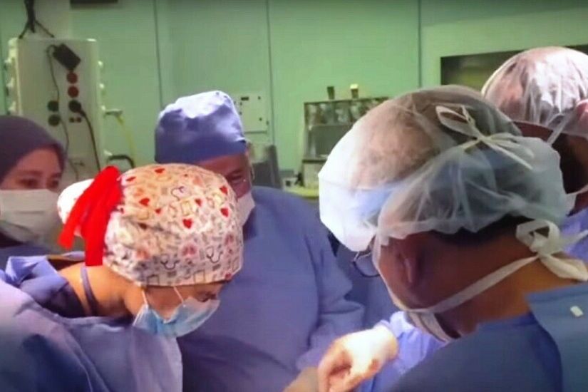 السعودية.. نجاح فصل توأم سيامي نيجيري بعد عملية جراحية معقدة شارك فيها 36 طبيبا