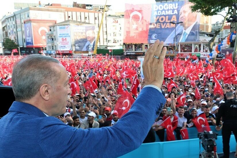 أردوغان بجانب ضريح مندريس: العالم ينتظر غدا إعلان تركيا لنهاية حقبة الانقلابات
