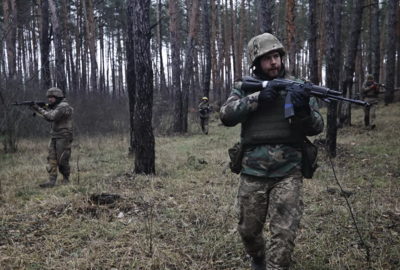 محارب أمريكي سابق يحث قوات كييف على الانشقاق والهروب إلى روسيا قبل تصفيتهم