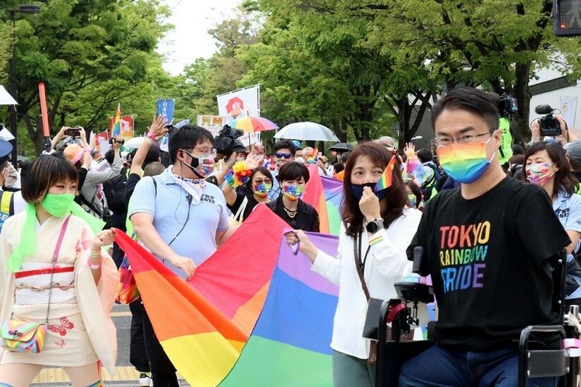 البرلمان الياباني يوافق على زواج المثليين