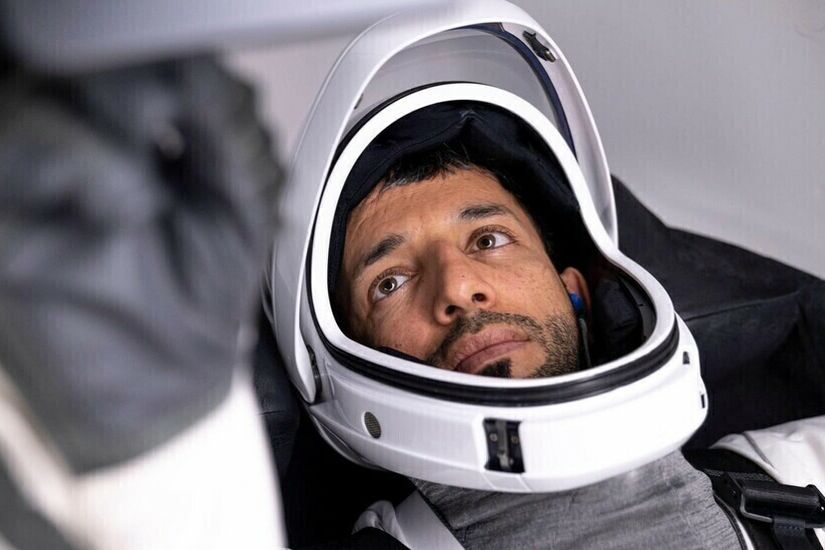 رائد الفضاء الإماراتي سلطان النيادي يمارس اليوغا في الفضاء