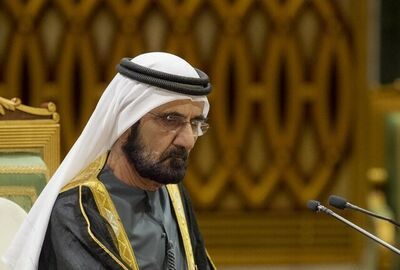 حاكم دبي يتلقى تقريرا من متسوق 