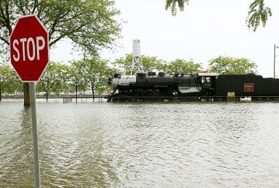 مياه الأمطار الغزيرة تغمر طرق مدينة شيكاغو الأمريكية وتلغي سباقا للسيارات