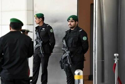 أحدهم أطلق النار على الشرطة.. السلطات السعودية تلقي القبض على 3 أشخاص في وكر لترويج مخدر الإمفيتامين