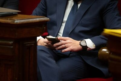 فرنسا تسمح بالتجسس على هواتف المواطنين