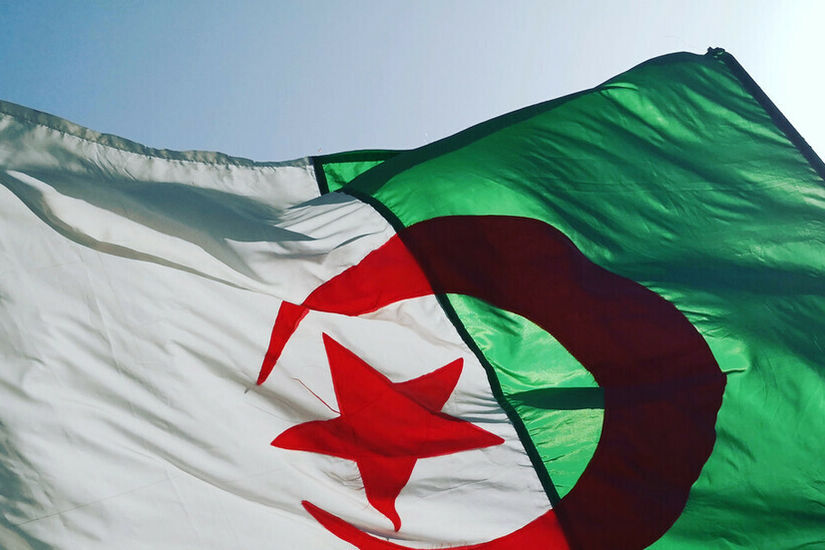 وصول الوفد الجزائري برئاسة رئيس الوزراء إلى بطرسبورغ للمشاركة في قمة 