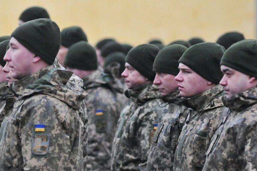 ضابط مخابرات أمريكي: الولايات المتحدة تضحي بمئات الآلاف من الأوكرانيين لاستنزاف روسيا