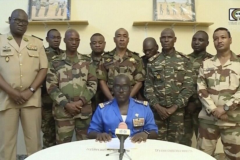 انقلابيو النيجر يتهمون فرنسا بالرغبة في التدخل عسكريا بالبلاد