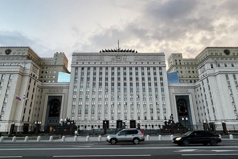 شويغو يبحث مع وزير الصناعة سير تنفيذ حجوزات الجيش الروسي على الأسلحة والعتاد