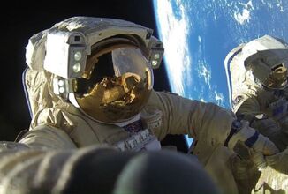 روسيا تطور مواد ترمم نفسها ذاتيا لبدلات رواد الفضاء