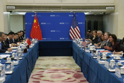 وزير التجارة الصيني يبلغ نظيرته الأمريكية بموقف بلاده من عقوبات واشنطن على بكين
