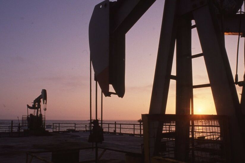 ارتفاع أسعار النفط إثر بيانات متعلقة بمخزونات الخام
