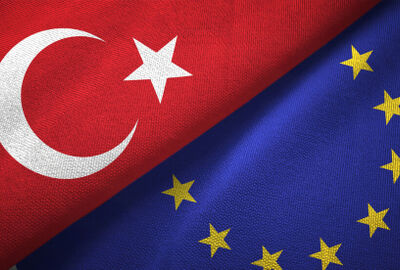 تركيا تطالب الاتحاد الأوروبي باتخاذ خطوات شجاعة بشأن قبول عضويتها والاتحاد يشترط إصلاحات
