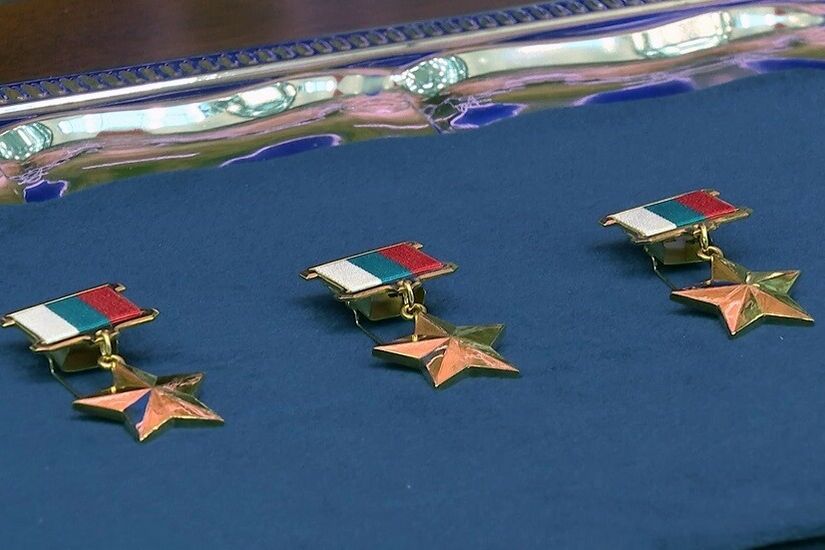 شويغو يقلد مجموعة من العسكريين أوسمة بطل روسيا مع النجمة الذهبية تقديرا لمآثرهم بالعملية العسكرية