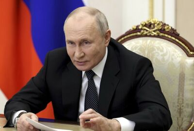 بوتين يمازح مدير بنك روسي طلب مليار روبل سنويا